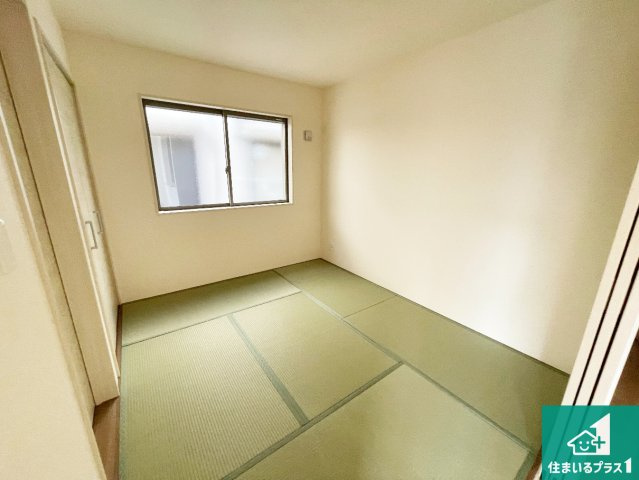 枚方市渚栄町　第4期　新築一戸建ての和室|一室あると便利な和室は客間としてだけでなく、小さなお子様のプレイルームや食後のくつろぎスペースとしてもご利用いただけます。収納もついていますので大活躍間違いなし！