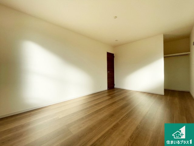 枚方市渚栄町　第4期　新築一戸建ての洋室|収納スペースが充実しているので子供の成長に合わせてたくさん収納ができます！家族構成に合わせた様々な活用ができる収納！