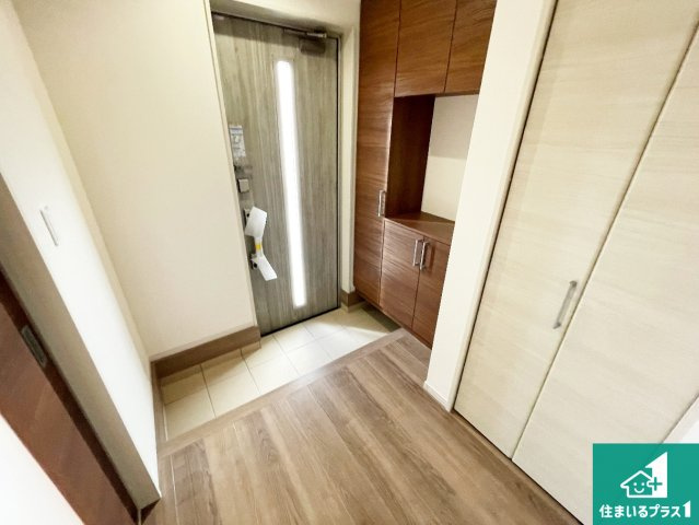 枚方市渚栄町　第4期　新築一戸建ての玄関|シューズボックスにはたくさんの靴が収納できるので玄関周りはいつもスッキリ！ご家族が増えても安心！