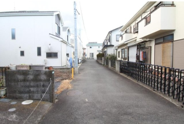 【前面道路含む現地写真】 | コンビニ（徒歩5分）ドラッグストア（徒歩4分）スーパー（徒歩6分）
毎日の買い物時間が短縮できます♪