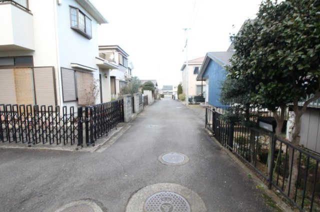 【前面道路含む現地写真】 | 小・中学校が徒歩圏内◎お子さまが無理なく通える安心の立地。
朝の時間にもゆとりが生まれそうですね♪
