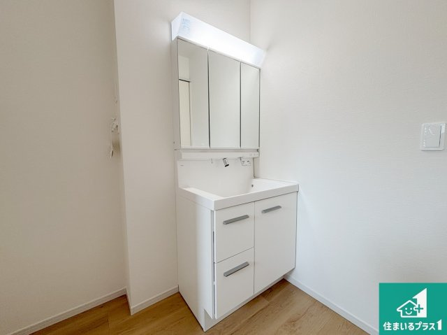 枚方市船橋本町　第1期　新築一戸建ての独立洗面台|清潔感のある洗面台です。フラットな鏡は掃除がしやすく毎日清潔！鏡裏には収納があるのでスッキリとした洗面台が保てます。