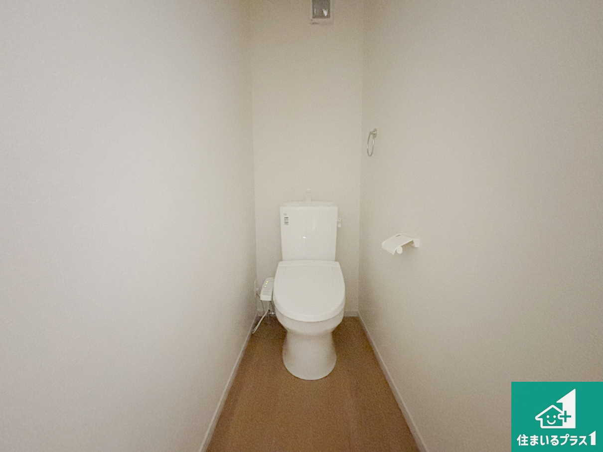 枚方市船橋本町　第1期　新築一戸建てのトイレ|1・2階の2ヶ所にあるので、朝の忙しい時間の順番待ちもなく、深夜の利用にも大変便利です。