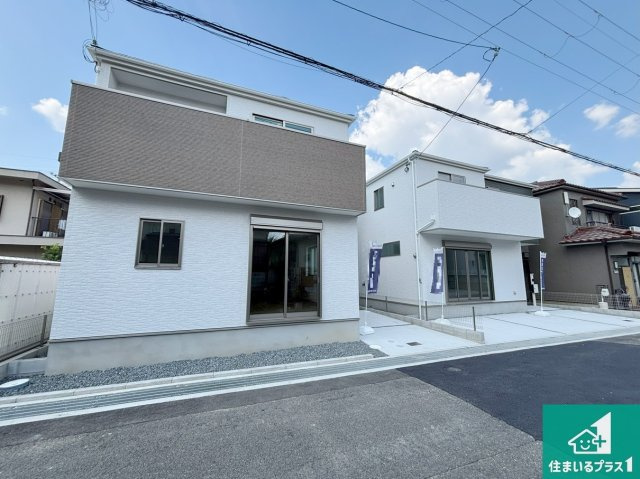 枚方市船橋本町　第1期　新築一戸建ての前面道路含む現地写真|周辺は閑静な住宅街！前面道路広々で車の出し入れも便利です。駐車が苦手な方でも安心して車庫入れできます！