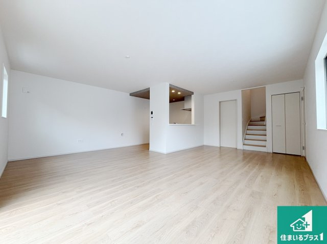 枚方市船橋本町　第1期　新築一戸建ての居間・リビング|シンプルなリビングは、観葉植物等のインテリアを楽しめますね！パパ好みにも、ママ好みにも家具次第で雰囲気を変えることができます！