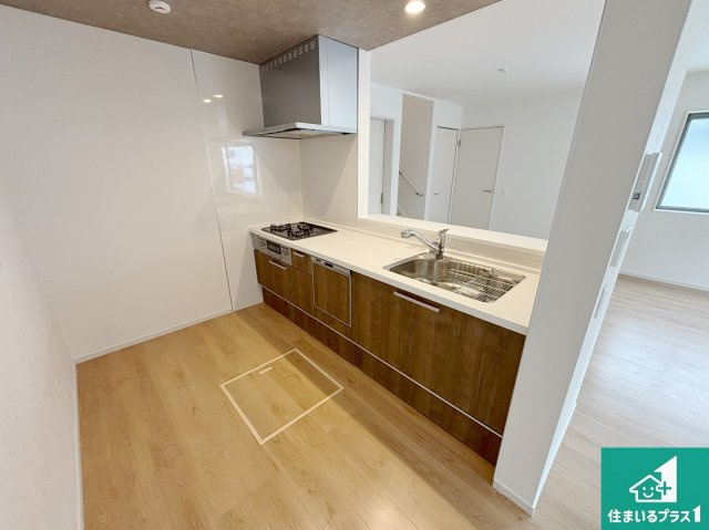 枚方市船橋本町　第1期　新築一戸建てのキッチン|リビングと統一感があり、使い勝手のいいキッチン。広々としているので、二人並んで作業が出来ちゃいます。お子様と一緒に色々なお料理に挑戦できるスペースがあります。