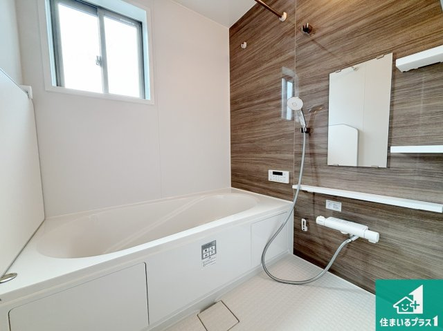 枚方市船橋本町　第1期　新築一戸建ての浴室|足をゆったり伸ばして寛げる浴槽です。窓が設けられていますので差し込む光が明るく穏やかな雰囲気にしてくれます♪浴室乾燥機も設置しているので、雨の日の洗濯物も安心です♪