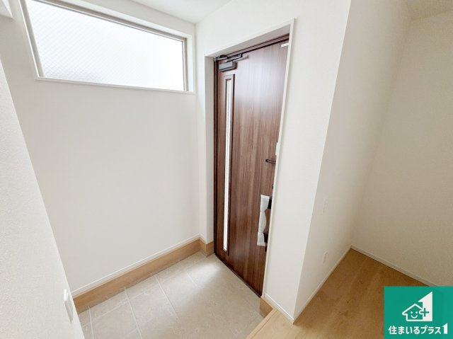 枚方市船橋本町　第1期　新築一戸建ての玄関|シューズボックスにはたくさんの靴が収納できるので玄関周りはいつもスッキリ！ご家族が増えても安心！