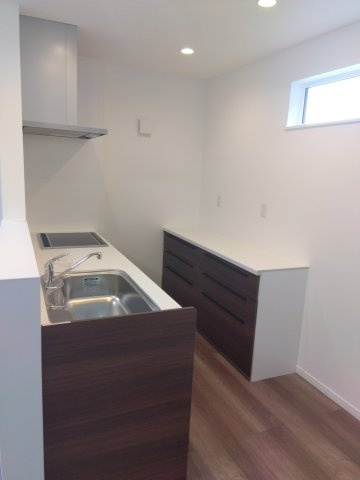 ※商談中※【新築建売住宅】八戸市根城２丁目のキッチン|オークミディアム色はナチュラル・温かみ・落ち着いた印象の色合い。キッチン全体が柔らかい印象になります。