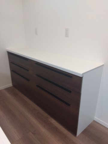 ※商談中※【新築建売住宅】八戸市根城２丁目の収納|大容量のカップボード。やさしく静かに閉まる「ソフトスライド」を採用（閉まる手前でクッションが効き、ゆっくりと閉まる機能）