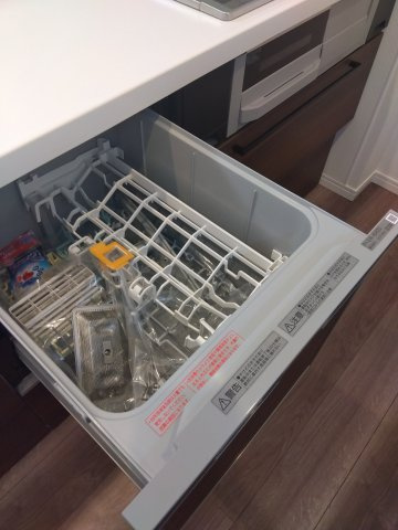 ※商談中※【新築建売住宅】八戸市根城２丁目の設備|５人用食器洗い乾燥機。家事の軽減だけでなく、手洗いに比べて使用水量が約1/7と経済的です。