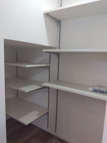 ※商談中※【新築建売住宅】八戸市根城２丁目の収納|パントリーには、食品や飲み物のストックだけでなく、キッチン用品、災害用保存食の備蓄など何でもしまっておけるため便利な空間です。