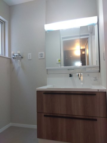 ※商談中※【新築建売住宅】八戸市根城２丁目の独立洗面台|三面鏡洗面台は、見た目がオシャレなだけでなく収納力や姿見として使えるといった機能面も優れている点が特徴。ボウル周辺にはステップを設けアクセサリーなどが滑り落ちるのを防ぎます。