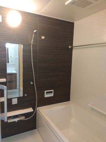 ※商談中※【新築建売住宅】八戸市根城２丁目の浴室|追い炊き機能付き浴室暖房乾燥機。冬場の寒さによる身体への負担を軽減し快適なバスタイムを実現するとともに、洗濯物の室内干しでもしっかり乾かせる浴室用乾燥機です。梅雨や花粉対策に！