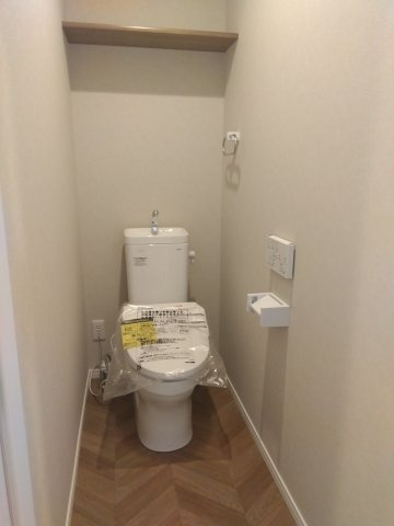 ※商談中※【新築建売住宅】八戸市根城２丁目のトイレ|１F：飽きのこないシンプルな空間を演出したトイレ。みんなが手洗いしやすい高さに設定。少ない水で効率よく洗浄、ママの家事を軽減します。