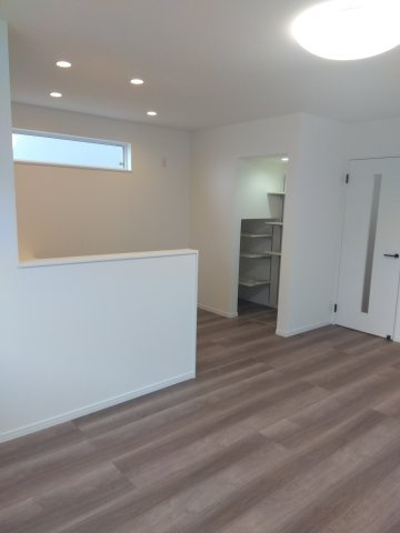 ※商談中※【新築建売住宅】八戸市根城２丁目の居間・リビング|LDKには人気の対面キッチンを採用。料理中でも家族との会話が楽しめる開放的な設計で、お子さまの様子を見守りながら安心して家事ができます。リビングとの一体感があり、家族みんなが自然と集まる空間です。