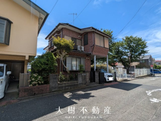【前面道路含む現地写真】 | 前面道路幅員は約6.0ｍあるため駐車楽々♪