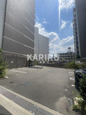 サムティ上新庄レジデンスの駐車場