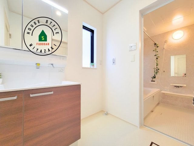 宮崎市天満3丁目第1-1棟（A号棟）の内観：施工例|ゆとりの洗面スペースで朝の身支度もスムーズに。暮らしを快適に変えるシャワー付洗面台です！