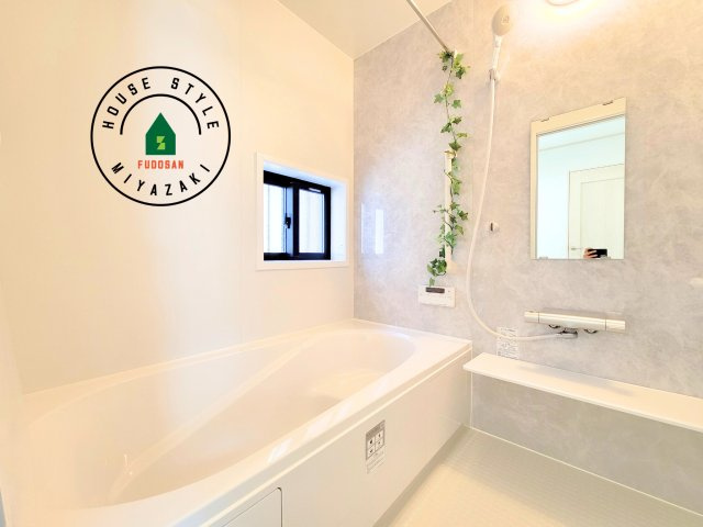 宮崎市天満3丁目第1-1棟（A号棟）の内観：施工例|1日の疲れを癒してくれる広々バスルーム。雨の日のお洗濯にも大活躍な浴室乾燥機付です！