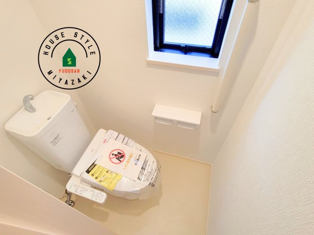 宮崎市天満3丁目第1-1棟（A号棟）の内観：施工例|温水洗浄便座を完備しております。2ヶ所にトイレがあるのは朝の慌ただしい時間も安心です。