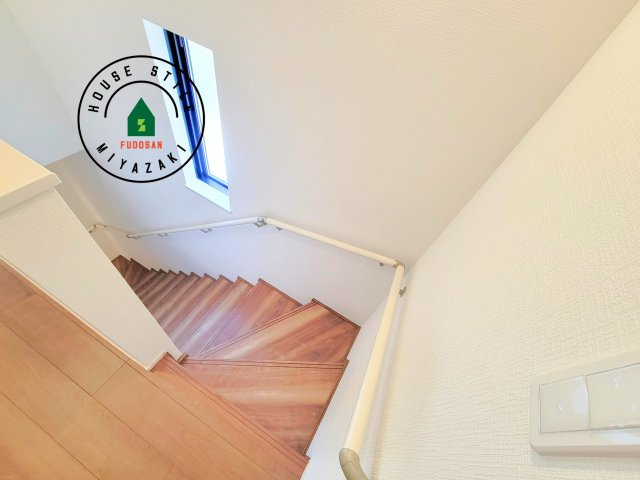 宮崎市天満3丁目第1-1棟（A号棟）の内観：施工例|＜手すり付階段＞手すりがないと階段の昇り降りで危険なことはもちろん、壁に手をつきながら歩くことで壁紙が汚れやすくなります。すべての方に快適に昇り降りしていただくため、手すりを設置しました。