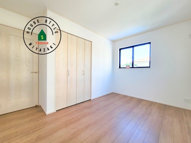 宮崎市天満3丁目第1-1棟（A号棟）の内観：施工例|穏やかな光が差し込む室内には、穏やかな時間が流れます。