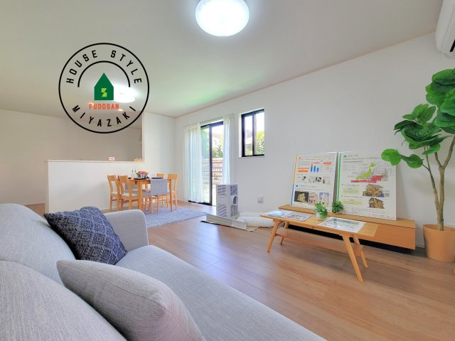 宮崎市天満3丁目第1-1棟（A号棟）の内観：施工例|明るく開放的なリビングダイニングは豊かな陽光が注ぎ込み、やすらぎの空間を演出してくれます。ご家族で楽しいひとときをお過ごし下さい。※家具はCGを合成したものです。