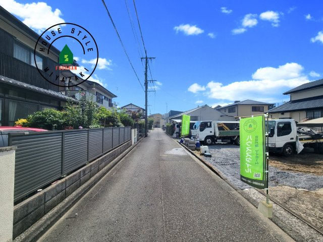 宮崎市天満3丁目第1-1棟（A号棟）の前面道路含む現地写真|前面道路は閑静な住宅地をはしる車通りの少ない道路。お車の出し入れが苦手なママや小さなお子様にも安心ですね。しっかり舗装もされているので、ベビーカーや自転車で通っても快適に通行できます。