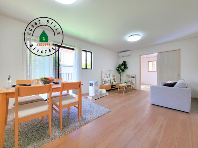 宮崎市天満3丁目第1-1棟（A号棟）の内観：施工例|キッチンからリビングをしっかり確認できます。家族の笑顔があふれる空間になりそうですね。