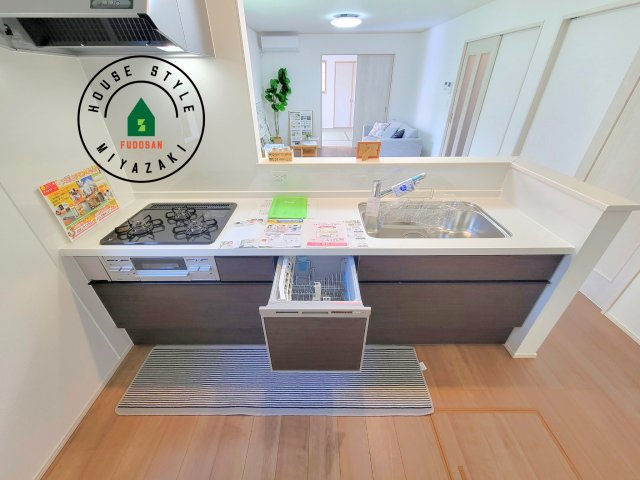 宮崎市天満3丁目第1-1棟（A号棟）の内観：施工例|ダイニングテーブルへの配膳がラクラク、お料理はかどるカウンター付きシステムキッチン！