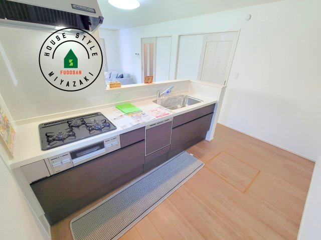 宮崎市天満3丁目第1-1棟（A号棟）の内観：施工例|明るいキッチン作業スペースを多くとりました。ご夫婦でキッチンに立っても調理がしやすい広さです。食器類もすっきりと片付く収納は魅力的です。