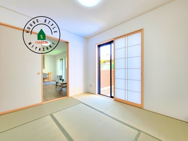 宮崎市天満3丁目第1-1棟（A号棟）の内観：施工例|和室を上手に活用すると暮らし方の幅が広がります。例えば普段は開け放して、子供の小さいうちはお昼寝や遊びのスペースに。畳はソフトなので転んでもケガをしにくく安心です