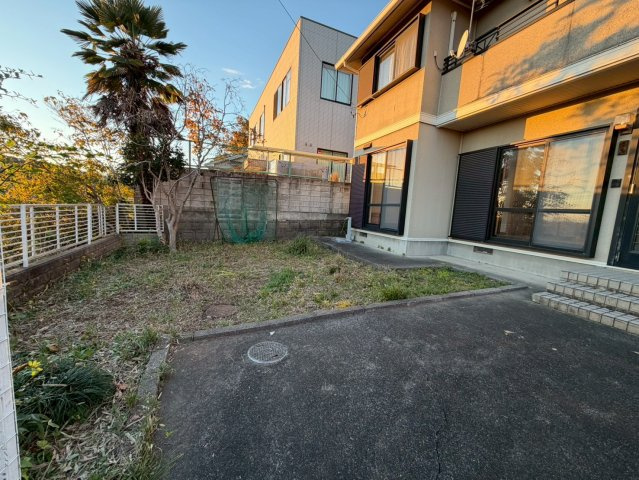 【庭】 | 【眺望良し】桐生市堤町1丁目　4LDK | 徒歩3分の位置に駐車場がございます。