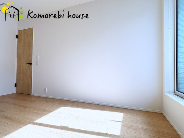 さいたま市西区三橋　第1期　新築一戸建て　リナージュ　02の寝室|南側に窓があるので陽当たり良好です