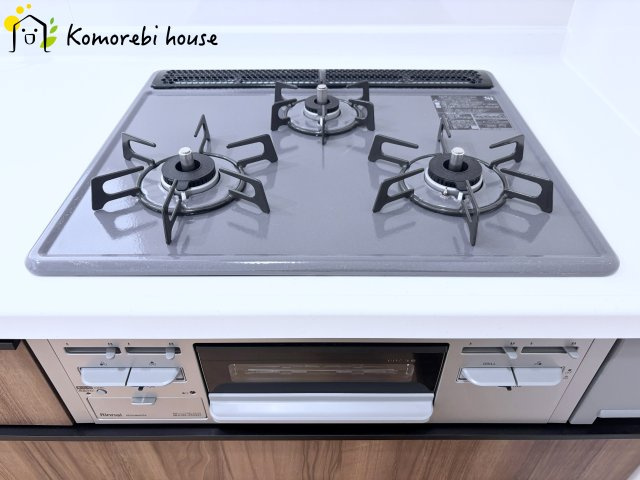 さいたま市西区三橋　第1期　新築一戸建て　リナージュ　02のキッチン|3口コンロです