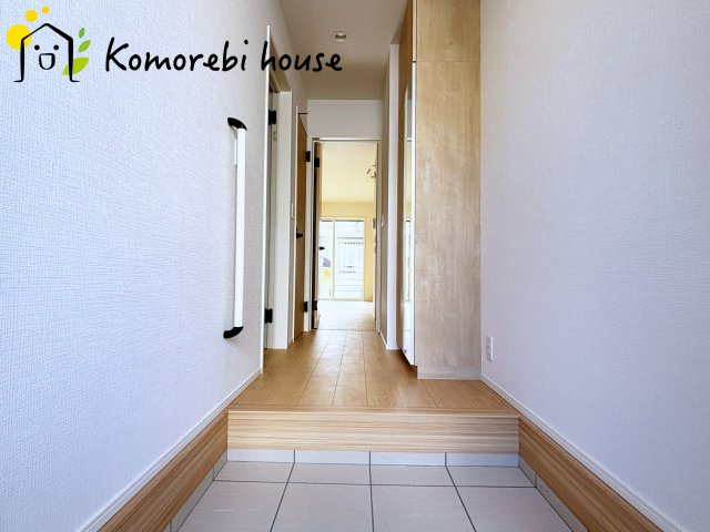 さいたま市西区三橋　第1期　新築一戸建て　リナージュ　02の玄関|ドアを開けると一直線にリビングまで見える玄関です
