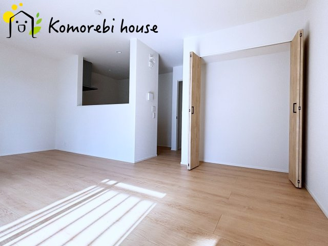 さいたま市西区三橋　第1期　新築一戸建て　リナージュ　02の居間・リビング|クローゼットがあるので空間を広々使える15.75帖のLDKです