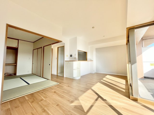 ランフォルセ枚方パークガーデンの居間・リビング|こちらの居間で趣味の時間をお楽しみください