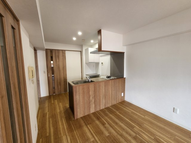 シャトー橿原の居間・リビング|対面キッチン、LDK11.3帖、洋室5.6帖の可動間仕切りを開けば広々とお使いいただけます！