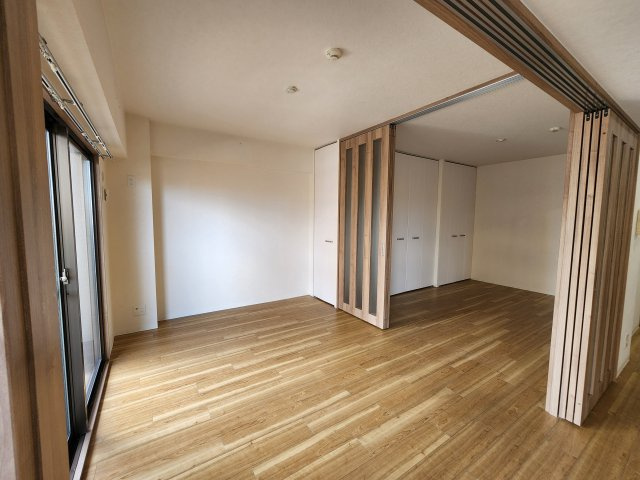 シャトー橿原の洋室|クローゼット付き洋室5.6帖、可動間仕切りを開けば広々とお使いいただけます！