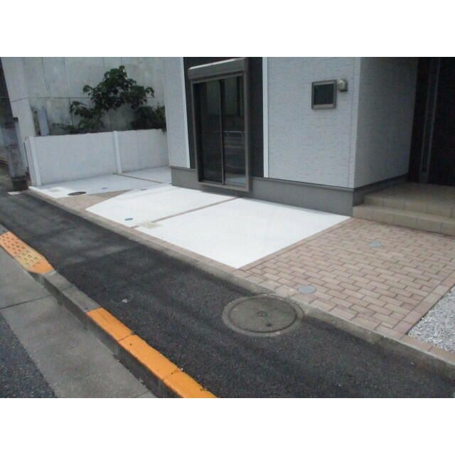 天神町２丁目貸家２号棟の駐車場