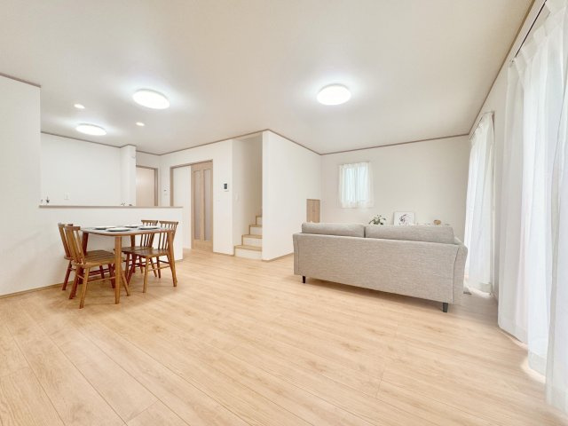 足立区六木２丁目　新築分譲住宅　全１１棟の居間・リビング|【リビング】明るい光が射し込む、広々リビングダイニング。家族とのコミュニケーションがさらに広がります。