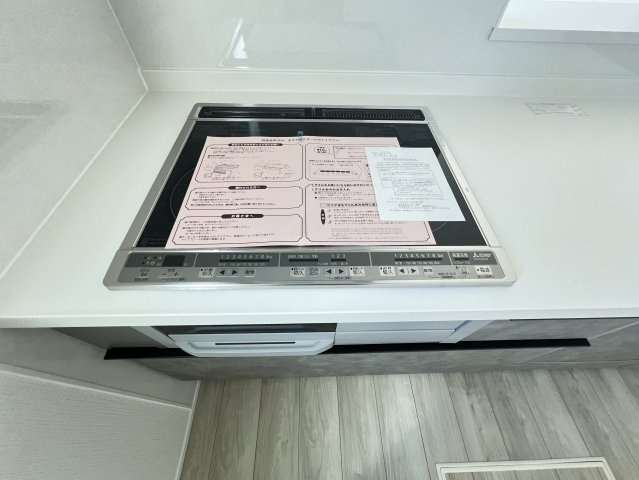 桜井西之宮24-1期全１棟の洗面所|鏡うらが収納になった3面鏡付き洗面化粧台