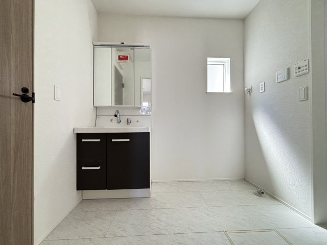 桜井西之宮24-1期全１棟の洗面所|鏡うらが収納になった3面鏡付き洗面化粧台