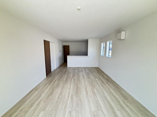 桜井西之宮24-1期全１棟の居間・リビング|ＬＤＫ18帖　明るく開放的な空間です♪