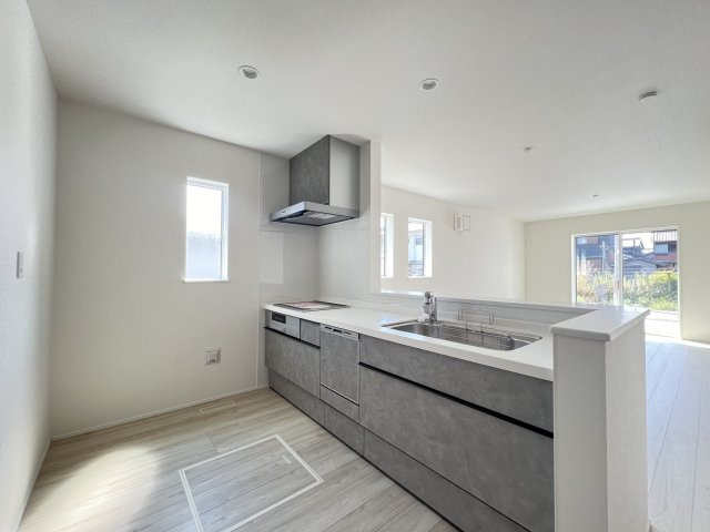 桜井西之宮24-1期全１棟のキッチン|料理が楽しみになりそうな対面式システムキッチン