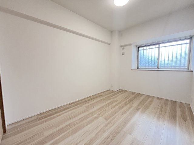 アーバンパレス春日一の谷の洋室