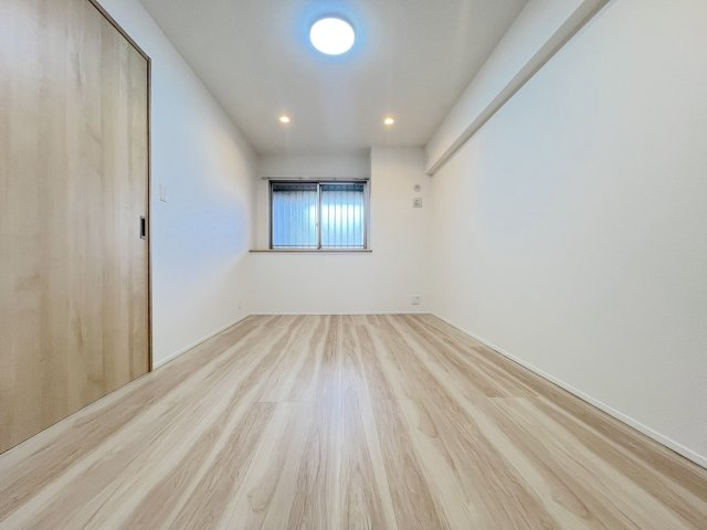 アーバンパレス春日一の谷の洋室
