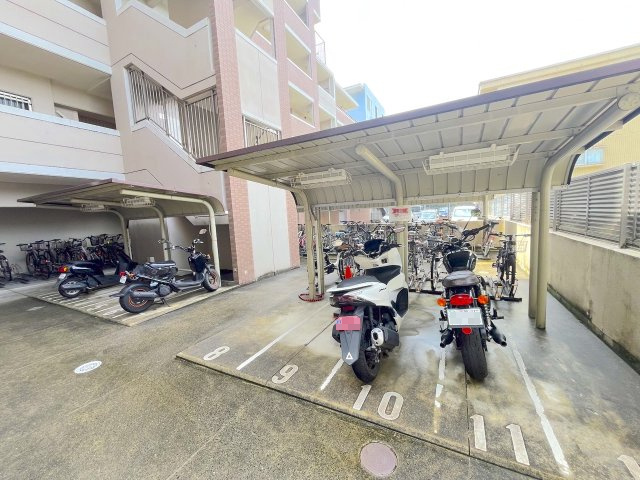 アーバンパレス春日一の谷の駐輪場